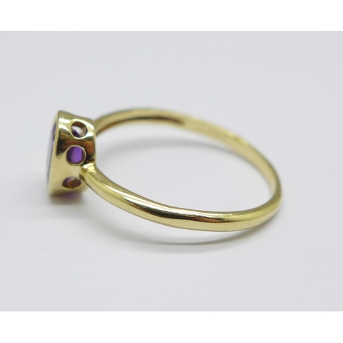 1014 - A 9ct gold, amethyst ring, 1.5g, O