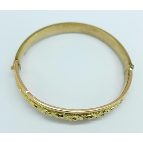 1019 - A hallmarked 9ct gold bangle, Birmingham 1942, 11.9g