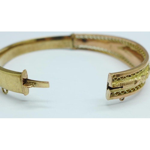 1019 - A hallmarked 9ct gold bangle, Birmingham 1942, 11.9g