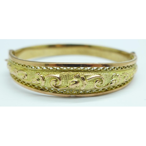 1019 - A hallmarked 9ct gold bangle, Birmingham 1942, 11.9g