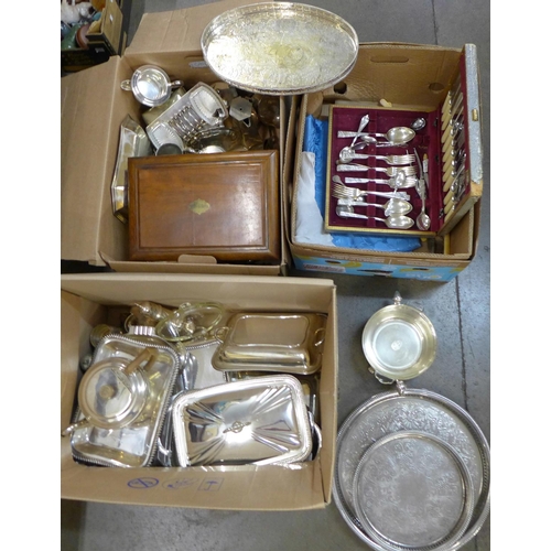 1186 - Three boxes of silver plate, tea service, trays, vegetable dishes and covers, jugs, cutlery, etc. **... 