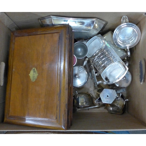 1186 - Three boxes of silver plate, tea service, trays, vegetable dishes and covers, jugs, cutlery, etc. **... 