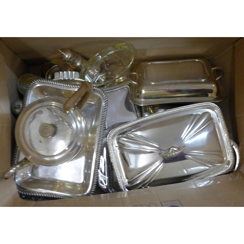 1186 - Three boxes of silver plate, tea service, trays, vegetable dishes and covers, jugs, cutlery, etc. **... 