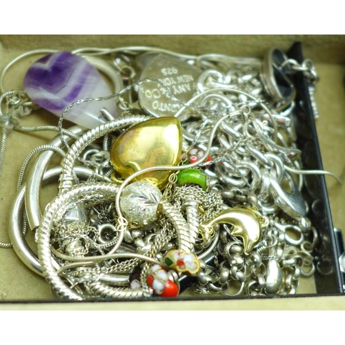 649 - A jewellery box with 9ct gold jewellery, 1.1g, a 9ct gold back and front locket, silver jewellery an... 