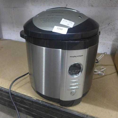 2250 - Morphy Richards deep fat fryer - W