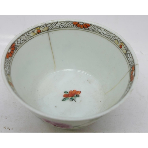 663 - A pair of Chinese porcelain dishes, a tea bowl and sugar basin, a/f