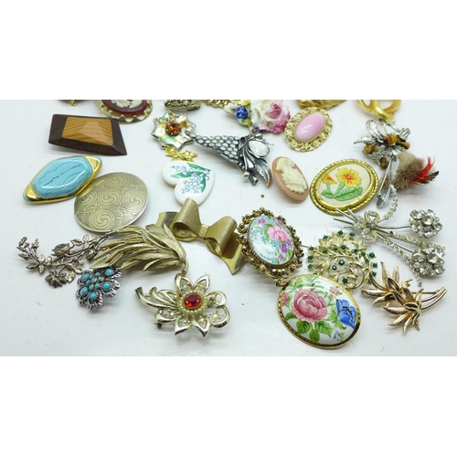 664 - Thirty-five brooches