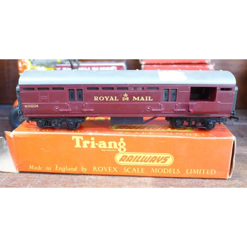 675 - A Tri-ang Royal Mail coach, other model railway accessories, two tin plate toys and a model London b... 