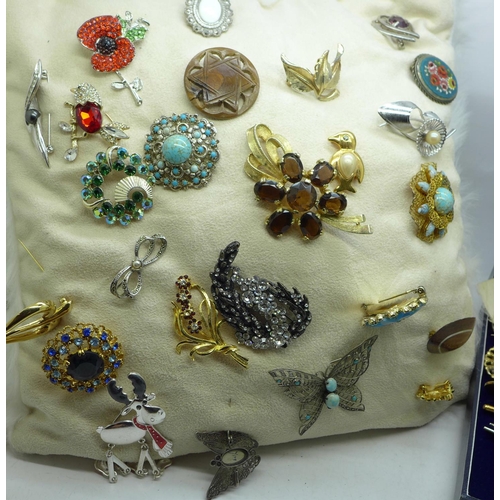 712 - Costume brooches and 9ct gold earrings, 2.0g