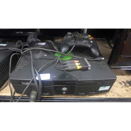 2239 - Original Xbox with leads and controller