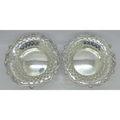 841 - A matched pair of silver bon bon dishes, both by Carrington & Co., London 1910 and 1918, total weigh... 