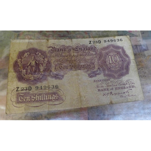 852 - An album of banknotes, including Brazil, France, Ghana, India, Chile, Russia, two Ten Shillings note... 