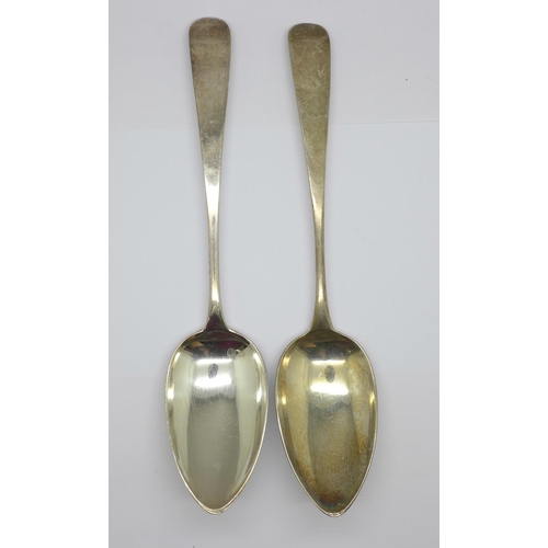 877 - A pair of George III Scottish silver spoons, Edinburgh 1812, 130g