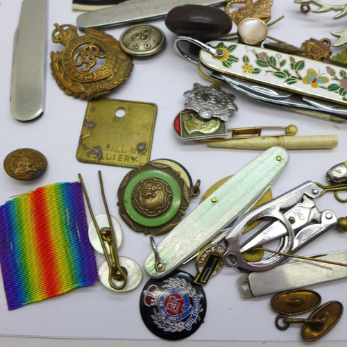 905 - Penknives, cufflinks and badges, etc.