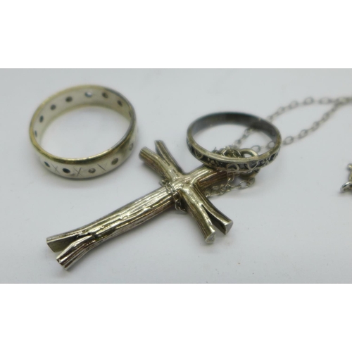 909 - An Accurist wristwatch, a silver cross and chain, a 9ct gold and silver ring, a silver ring and a Me... 