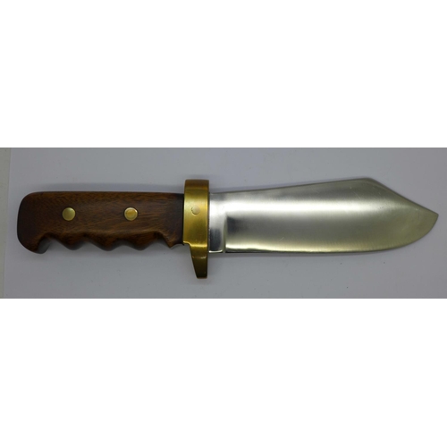 910 - A hunting knife, no scabbard