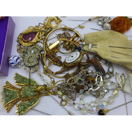 926 - Vintage jewellery and hat pins