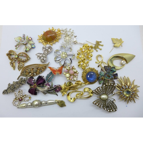 930 - A collection of twenty-eight brooches