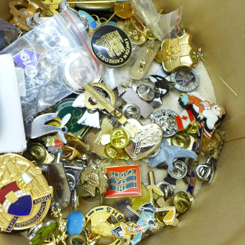 941 - Badges, pins, etc.