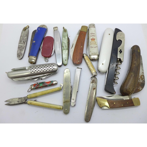 945 - A collection of penknives