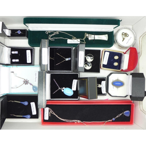 949 - A collection of silver jewellery, boxed