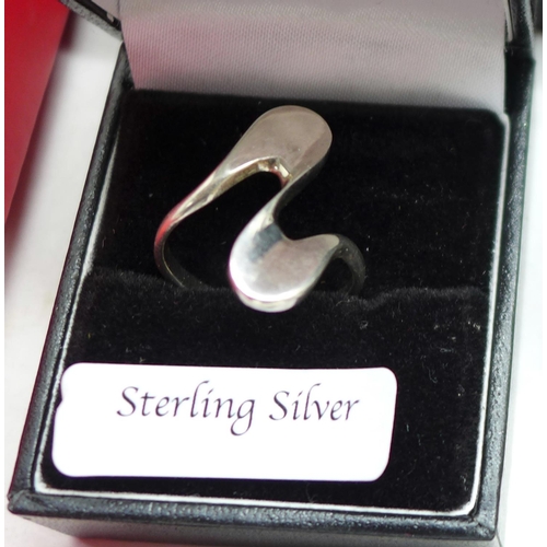 949 - A collection of silver jewellery, boxed