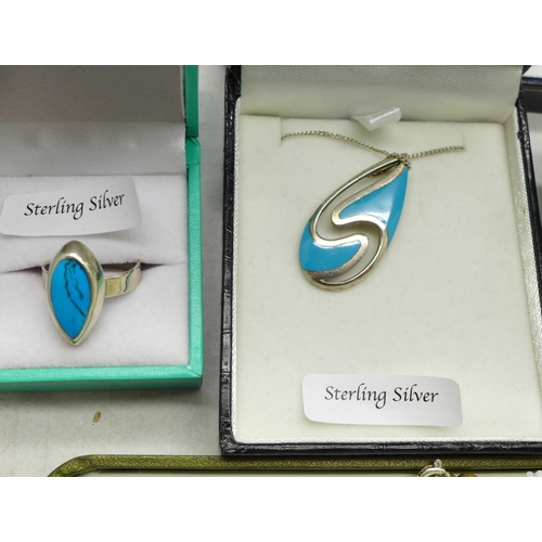 949A - A collection of silver jewellery, boxed