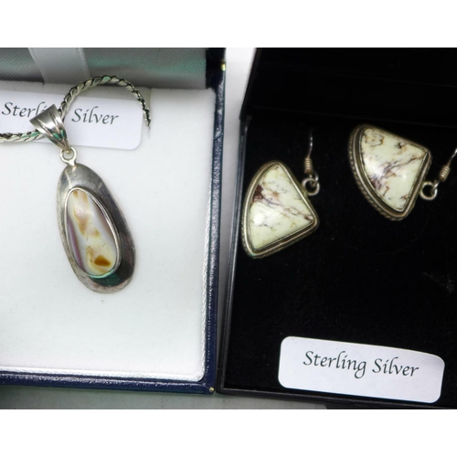 949A - A collection of silver jewellery, boxed