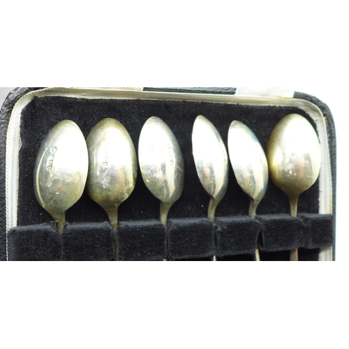 959 - A cased set of six silver teaspoons, 71g, a cased set of twelve plated spoons and a case of fish kni... 