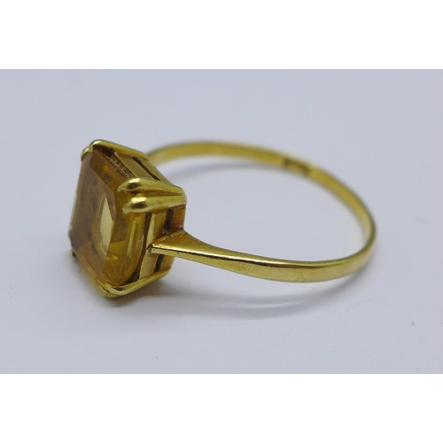 961 - An 18ct gold and yellow citrine ring, 2.8g, R