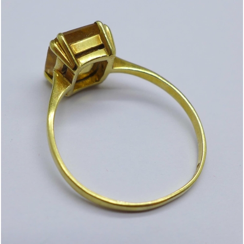 961 - An 18ct gold and yellow citrine ring, 2.8g, R