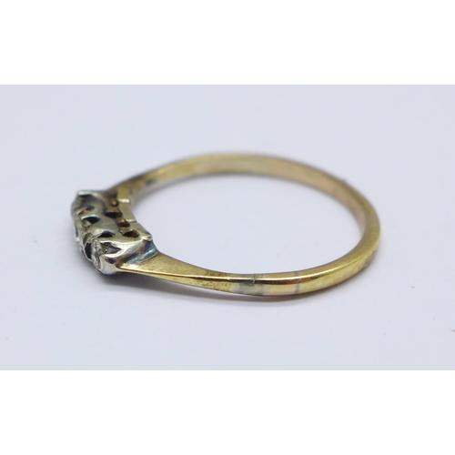 965 - A yellow metal three stone ring, 1.4g, K