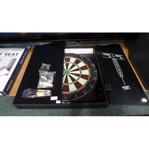 3025 - A Mighty Mast Dartboard Set with fixings & darts (200-450)* This Lot Is Subject To Vat