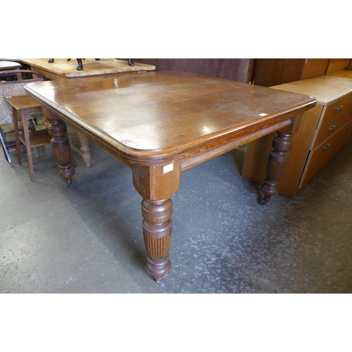 207 - A Victorian oak dining table