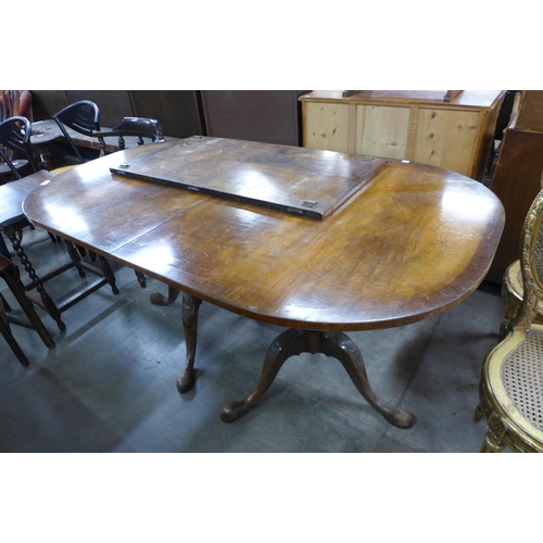 243 - A Regency style mahogany pedestal dining table