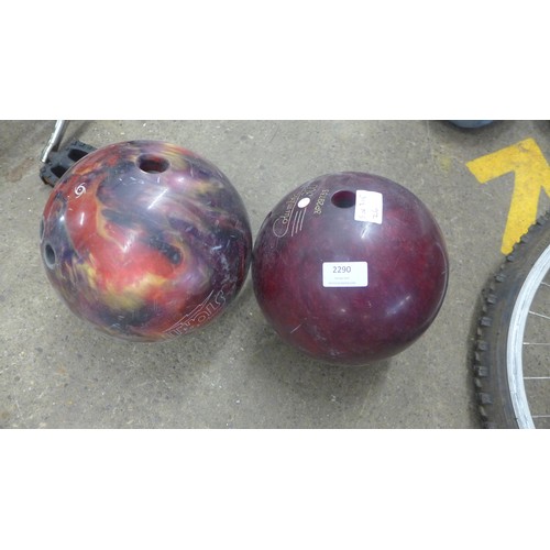 2290 - Columbia 300 & Storm bowling balls