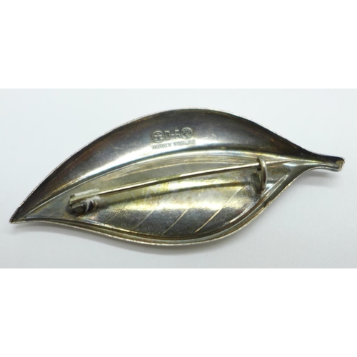 1004 - A 925 silver and enamel David Andersen leaf brooch, also marked Norway Sterling, 61mm