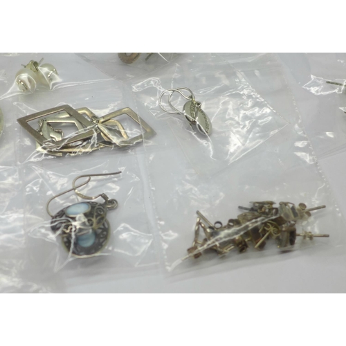 1007 - Twenty-five pairs of silver earrings