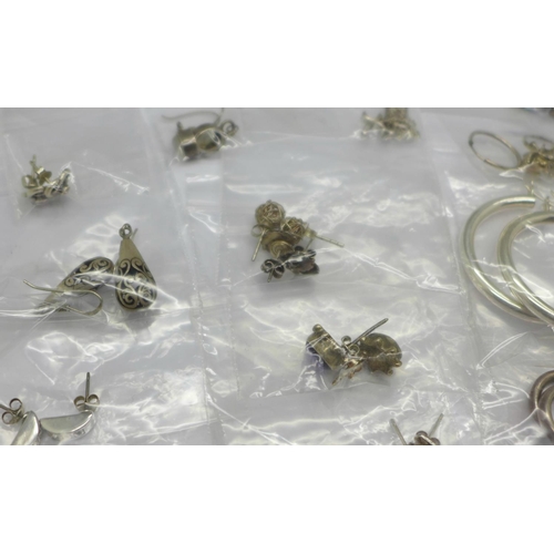 1007 - Twenty-five pairs of silver earrings