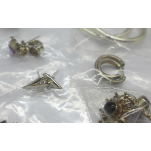 1007 - Twenty-five pairs of silver earrings