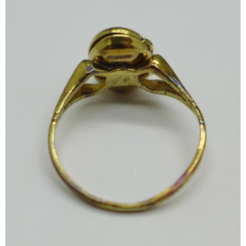 1017 - A 9ct gold poison ring, 1.7g, N