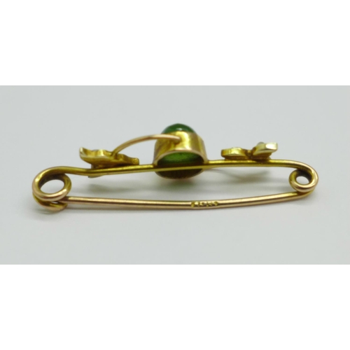 1020 - A 9ct gold, jade and seed pearl brooch, 1.5g