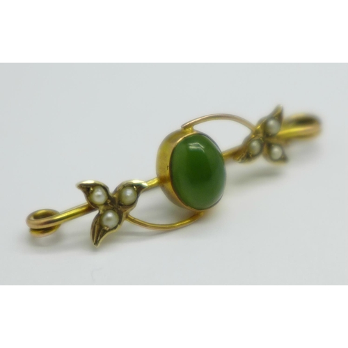 1020 - A 9ct gold, jade and seed pearl brooch, 1.5g