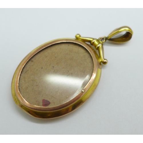 1024 - A 9ct gold picture locket, 26mm x 33mm