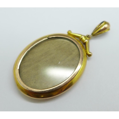 1024 - A 9ct gold picture locket, 26mm x 33mm