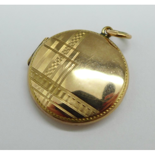 1026 - A 9ct gold Art Deco locket, 3.8g, 25mm