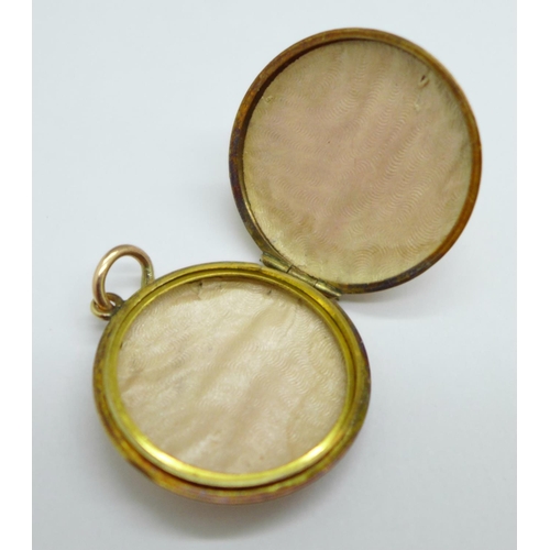 1026 - A 9ct gold Art Deco locket, 3.8g, 25mm