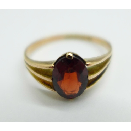 1027 - A 9ct gold and garnet ring, Chester 1911, 1.4g, O