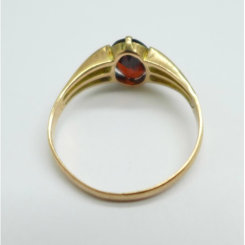 1027 - A 9ct gold and garnet ring, Chester 1911, 1.4g, O