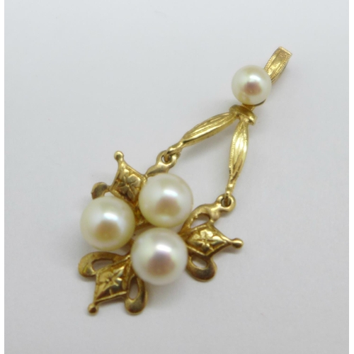 1028 - A 9ct gold and pearl set pendant, 2.1g